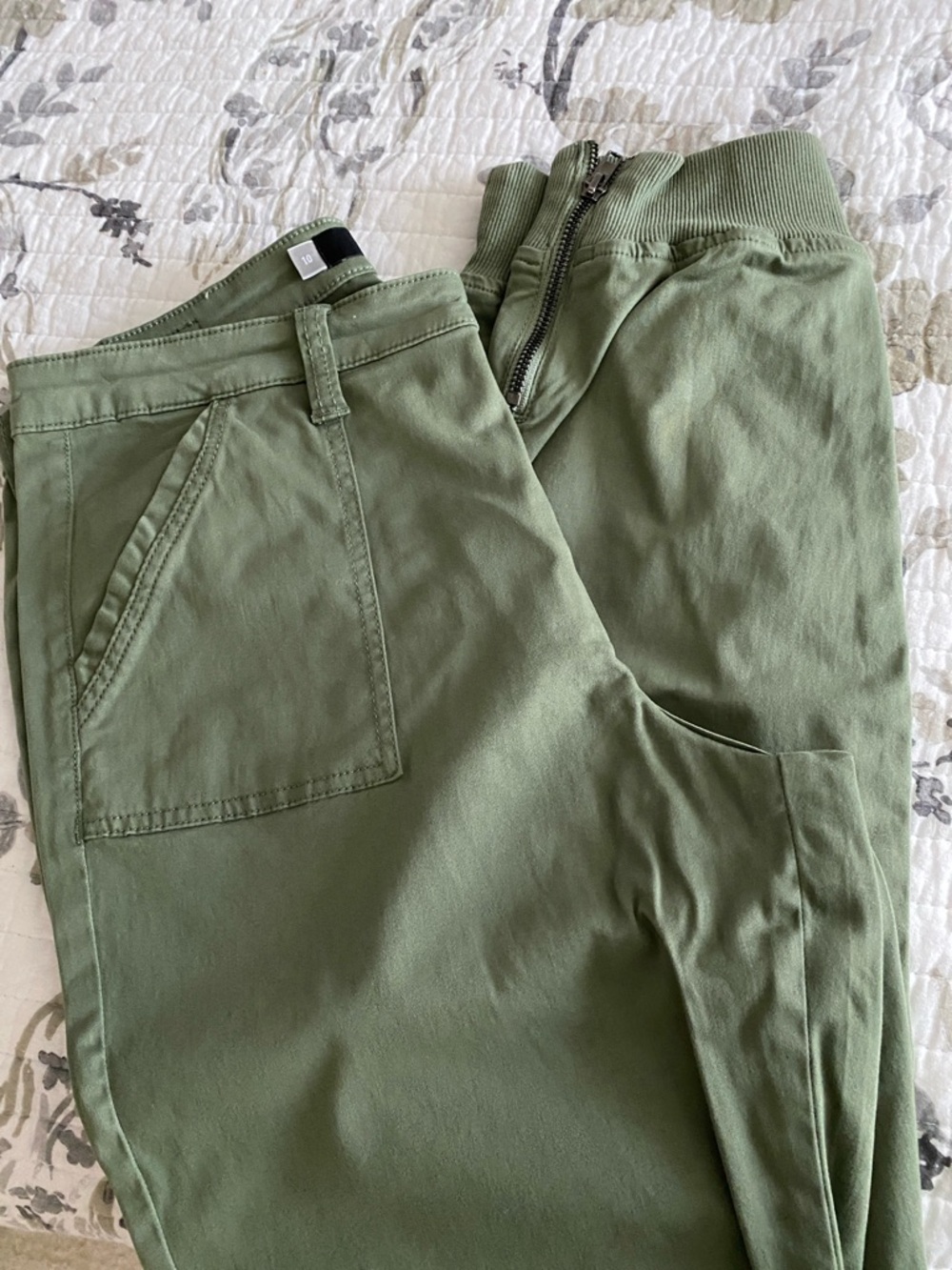Kut from the Kloth Women’s Olive Green Cargo Joggers